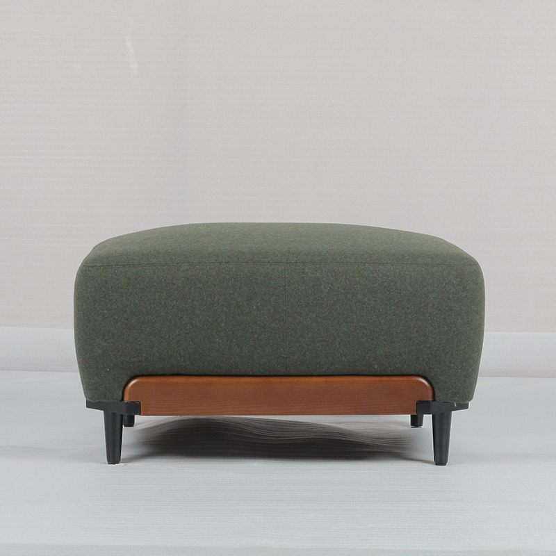 Puf con base de madera maciza RJC-1265 tapizado en tela verde de alta gama y decoración de cinturón