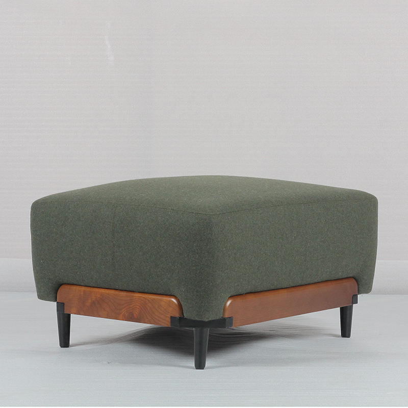 Puf con base de madera maciza RJC-1265 tapizado en tela verde de alta gama y decoración de cinturón